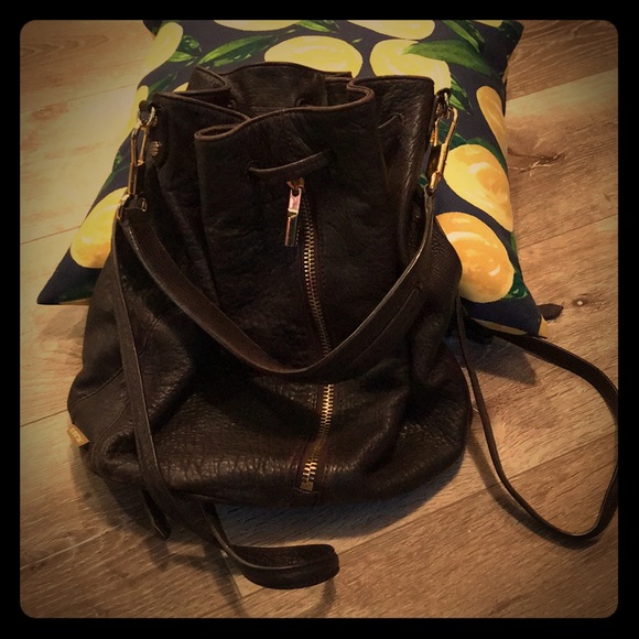 HOST PICK 🫶 Elizabeth & James Leather Cynnie Sling Bucket Bag Dark Brown Raisin - Picture 3 of 12